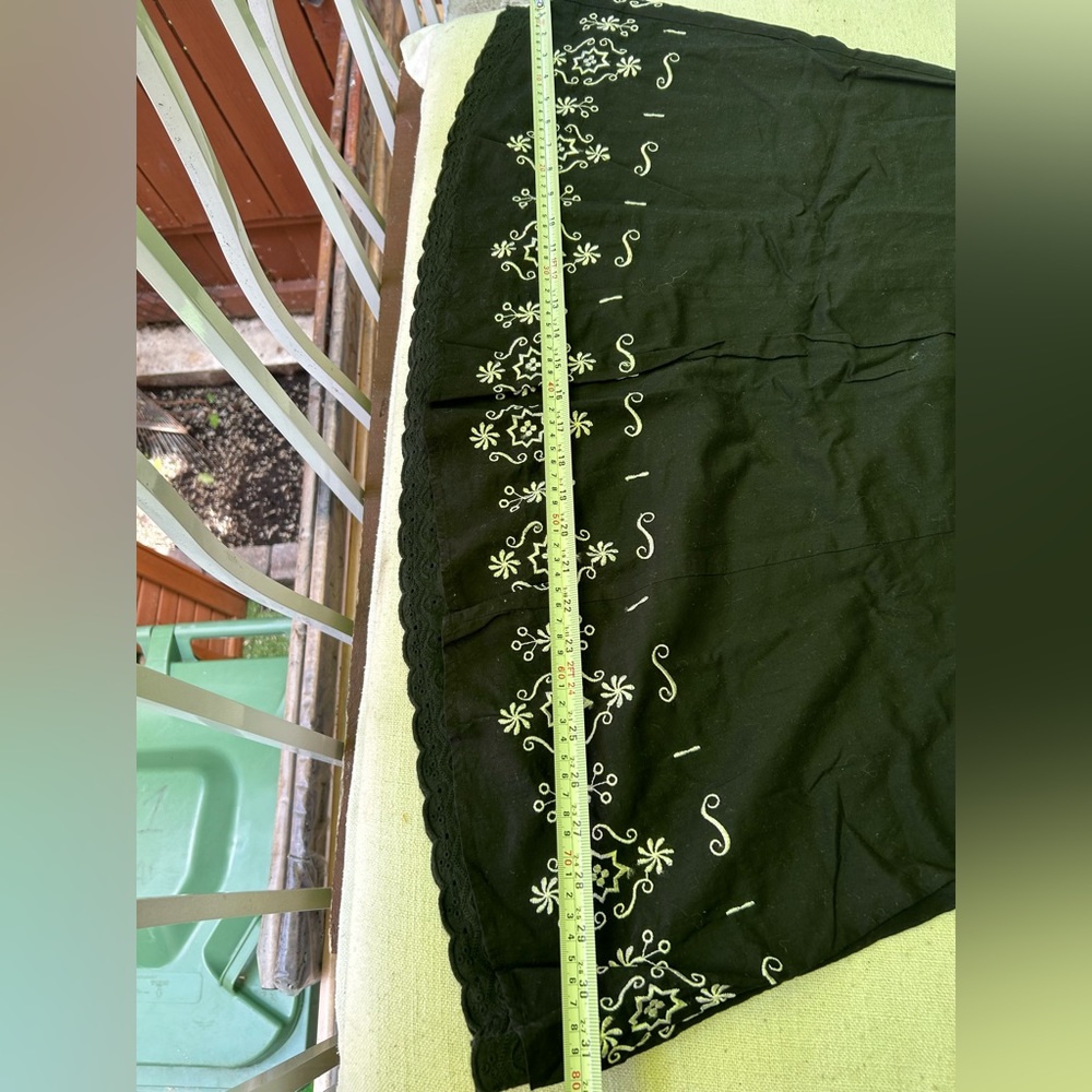 Dynamite | Vintage black with white embroidered flowers skirt | size 7 - Picture 6 of 9